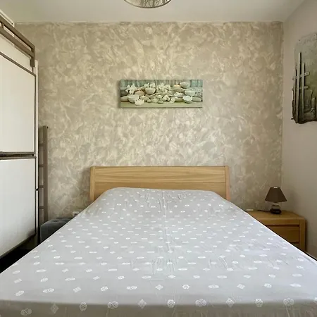 Cozy Cocoon Of With Terrace And Garden Apartman La Rochelle