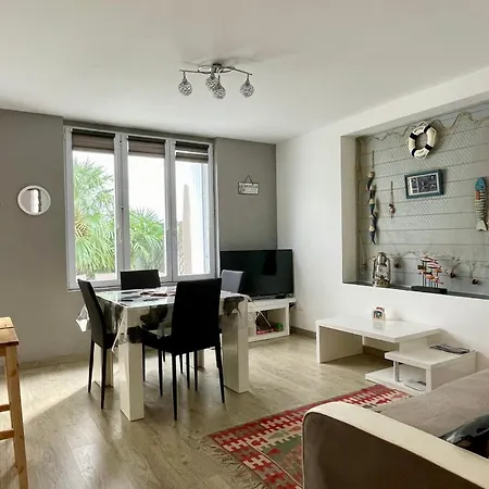 Cozy Cocoon Of With Terrace And Garden דירה